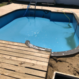 Accessoires indispensables pour l'entretien de votre piscine : produits et outils Le Creusot